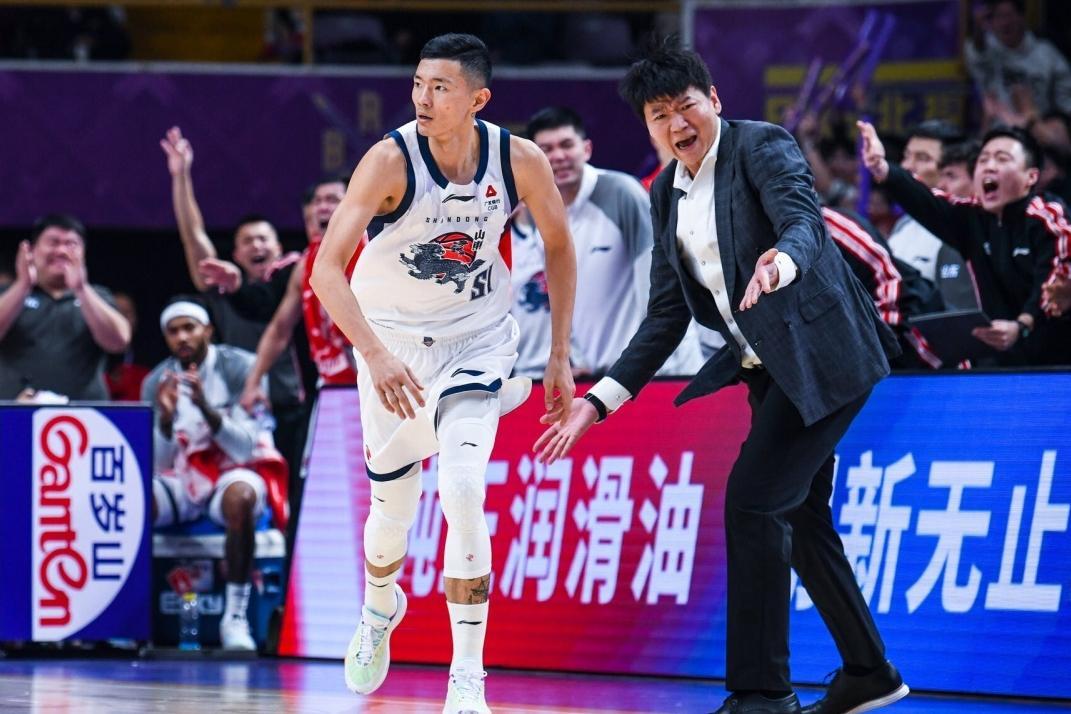 山东男篮挺进杯赛四强，陈林坚爆发，说明书已找到？